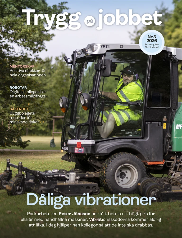 Omslag till Trygg på jobbet nr 3 2026 med en parkarbetare som kör en traktor.