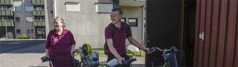 Hemtjänstpersonal tar fram cyklar ur förråd.