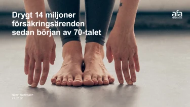 Framsida med heltäckande bild och vit text.