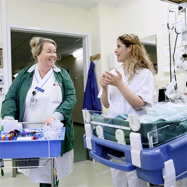 Två sjuksköterskor i en vårdsal.
