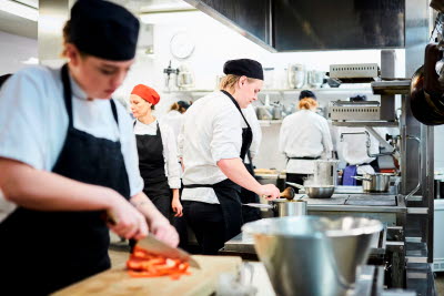 Matlagning i restaurangkök