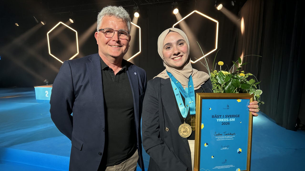 Sedra Taskyeh, frisör från Realgymnasiet i Lund, håller i diplomet Bäst i Sverige som hon precis fått från Claes Åberg på Afa Försäkring som står bredvid.
