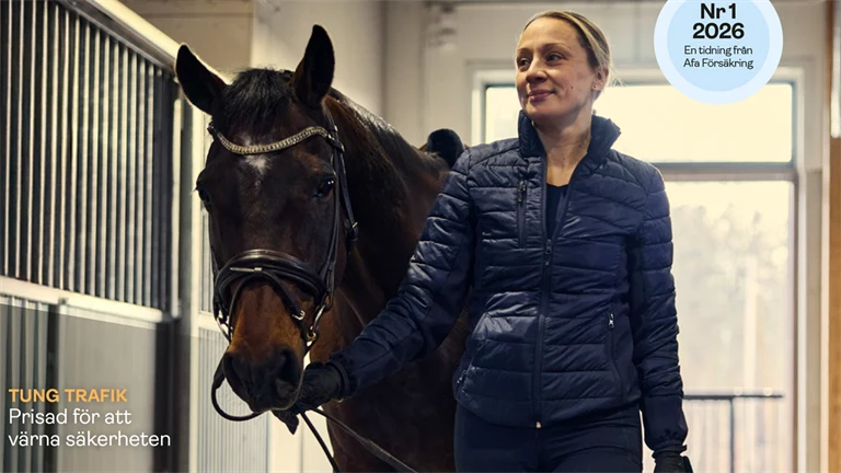 Omslag till Trygg på jobbet nr 1 2026 med ridskolläraren Caroline bredvid en häst.