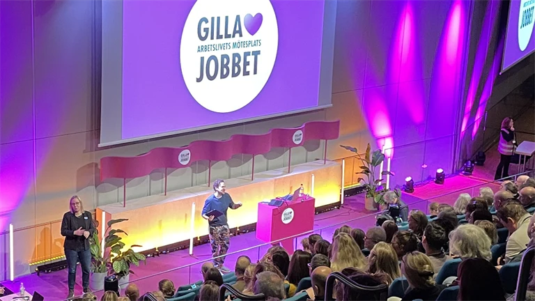 Stor publik framför stora scenen på Gilla Jobbet 2023.