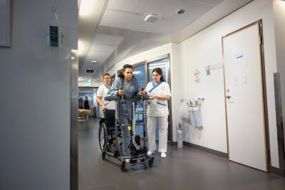 Kvinna som tränar på att gå