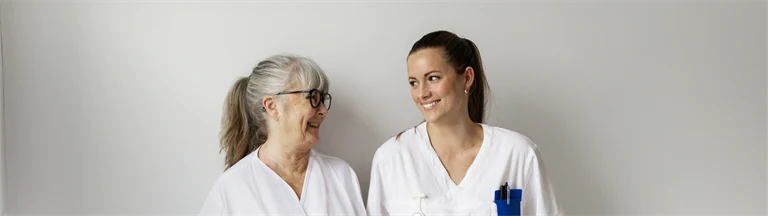 Två kvinnliga sjukvårdare skrattar tillsammans