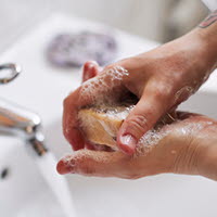 elförbrukning; energikonsumtion; hand; tvätta händerna; hygien; inomhus; badrum; flödande vatten; handfat; rum; vatten; vattenkran