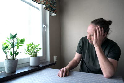 Tänkande man vid fönster