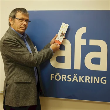 Forskaren Lage Bjurström visar arbetsmiljöverktyget Vibstick
