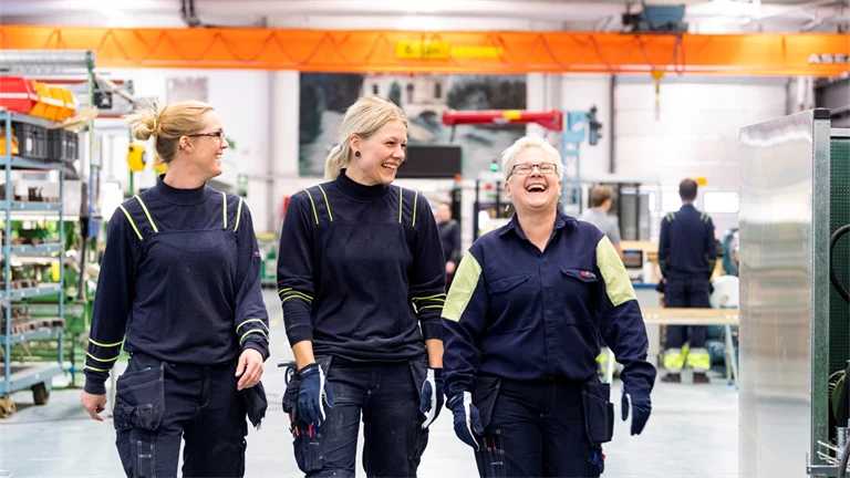 Gruppbild av ingenjörer i fabrik