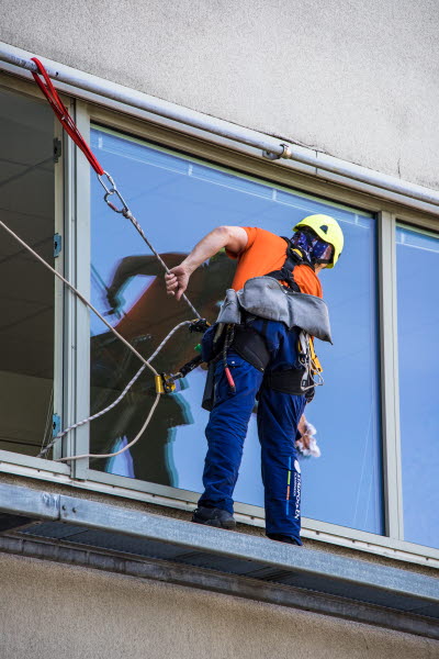 Fönsterputsare utanför fasad