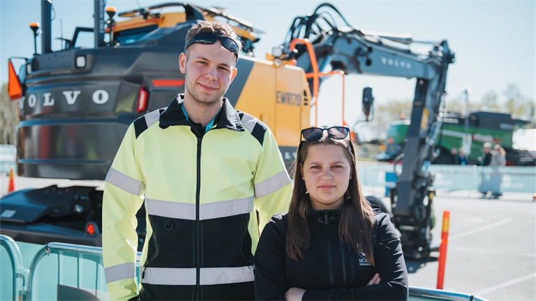 Måns Tillborg och Maya Andersson, anläggningsmaskinförare i svenska Yrkeslandslaget.