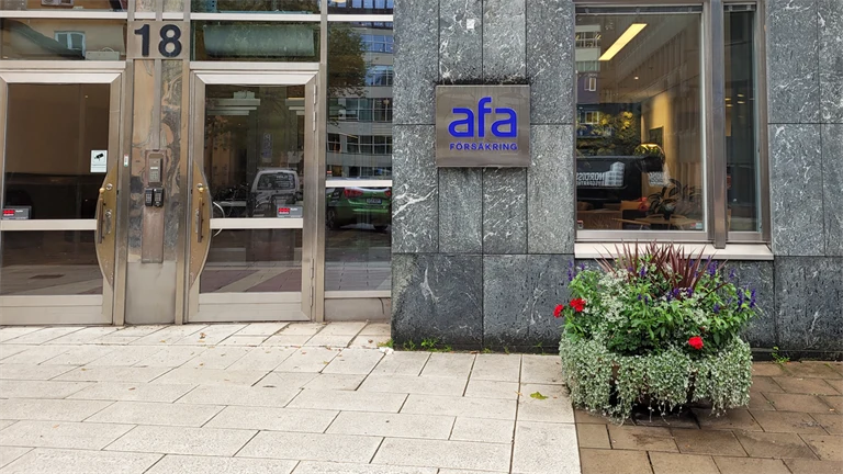 Glasdörrar som är ingången till Afa Försäkrings kontor.