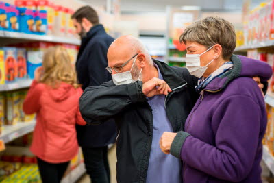 man och kvinna med munskydd i affären.jpg