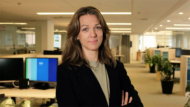 Anna Hääger, hållbarhetsansvarig på Afa Försäkrings Kapitalförvaltning står i ett kontorslandskap.