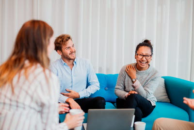 glada människor i soffa.jpg