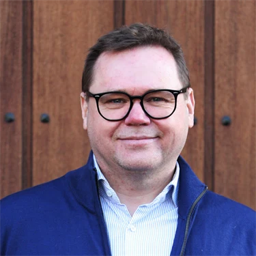 Porträttbild på Mattias Elg, professor i kvalitetsteknik. Mattias Elg ler och tittar in i kameran. Foto: Jönköping University 