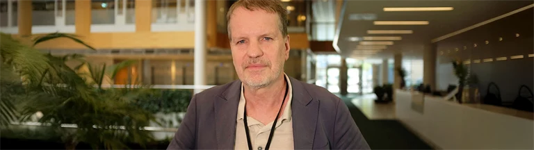 Lars-Gunnar Lindberg, chef för IA-systemet, i ljusgården på Afa Försäkring. 