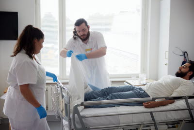 Vårdare och patient på sjukhus