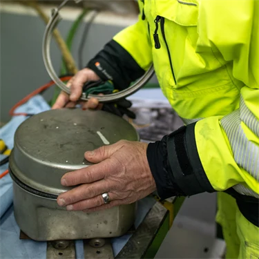 Arbetare i varselkläder som jobbar med någon maskin på Pleijel och Baltic Offshore.