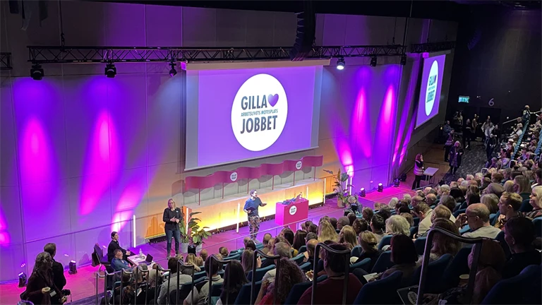 Stor publik framför stora scenen på Gilla Jobbet 2023.