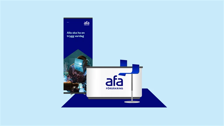 Liten monter med matta, disk, stolar och backdop.