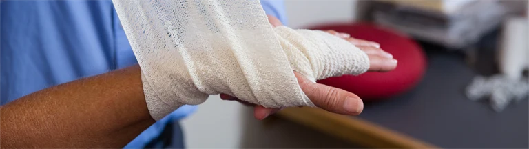 Patient får handen omlindad