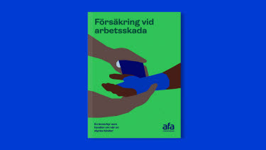 Grön folder med villkor för försäkring vid arbetsskada. På omslaget syns en illustration av två händer som lindar ett förband på en annan persons hand.