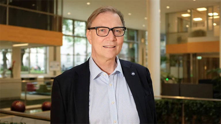 Michel Normark, chef för Partsrelationer och försäkringsvillkor, står i ljusgården på Afa Försäkring.