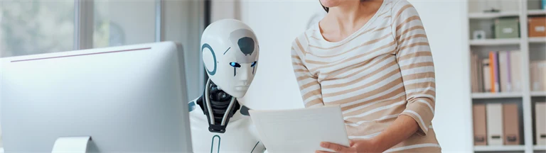 Kvinna på kontor i samtal med en robot