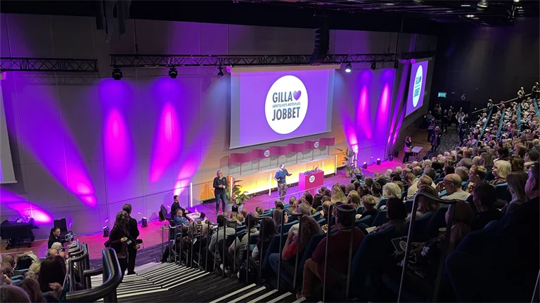 Stor publik framför stora scenen på Gilla Jobbet 2023.