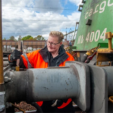 Lokföraren Anna Sirsjö kopplar loket på bangården