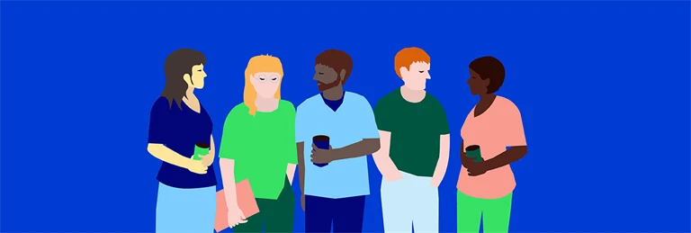 Fem personer samtalar medan de dricker kaffe.