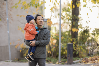 Pappa med barn i höstmiljö