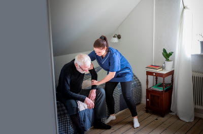vardpersonal-hjalper-aldre-man.jpg