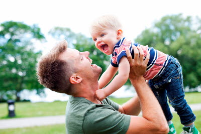 pappa-som-haller-upp-sitt-barn.jpg
