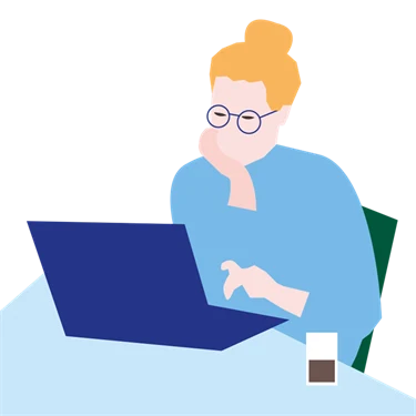 Blond kvinna med ljusblå tröja skriver på en laptop.