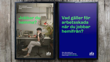 Två reklamaffischer för Afa Försäkring varav ena med bild på en sittande man vis ett skrivbord och den andra med grön text på blå bakgrund.