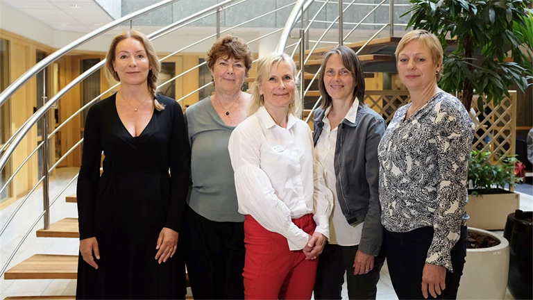 Christin Mellner, Annika Härenstam, Lisa Markström, Anna Pramborg och Malin Ljungzell, framför en spiraltrappa på Afa Försäkring.