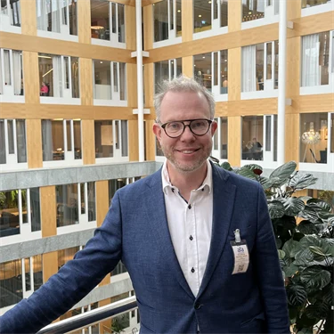 Erik Billing, forskare vid Skövde universitet, står i Afa Försäkrings kontorsmiljö.