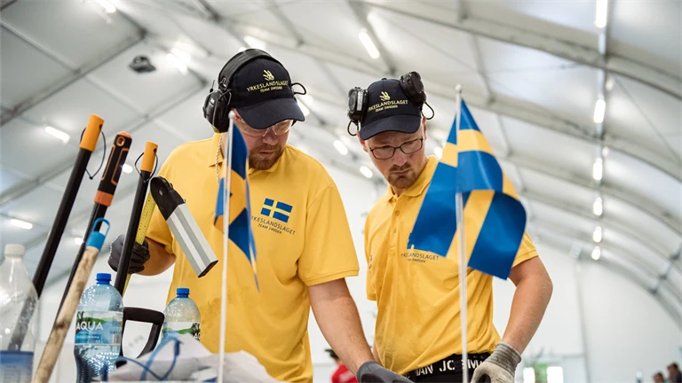 Två hantverkare tävlar för Sveriges yrkeslandslag