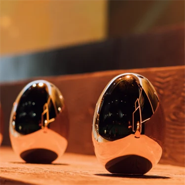 Flera silverägg i rad på en hylla.