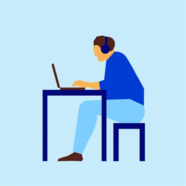 Animerad bild på en person som jobbar på en laptop sittandes vid ett skrivbord. Personen har hörlurar på sig. 