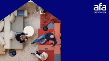 Mörkblå bakgrund med hussiluett innehållande bild på sittande människor i soffgrupp och Afa Fastigheters logotyp.