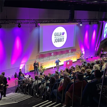 Stor publik framför stora scenen på Gilla Jobbet 2023.