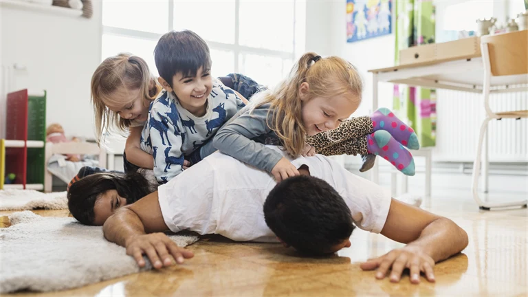 Pedagog leker med förskolebarn