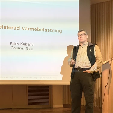 Kalev Kuklane, universitetslektor på avdelningen Ergonomi och aerosolteknologi på Lunds universitet, i Afa Försäkrings hörsal.