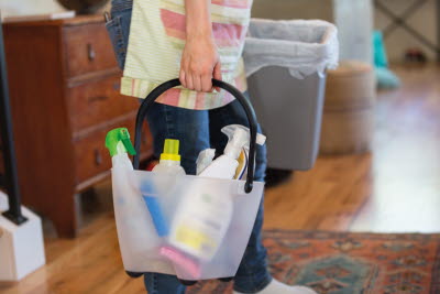 Städare bär en hink med rengöringsmedel