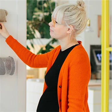 Egenföretagare och kund i butik