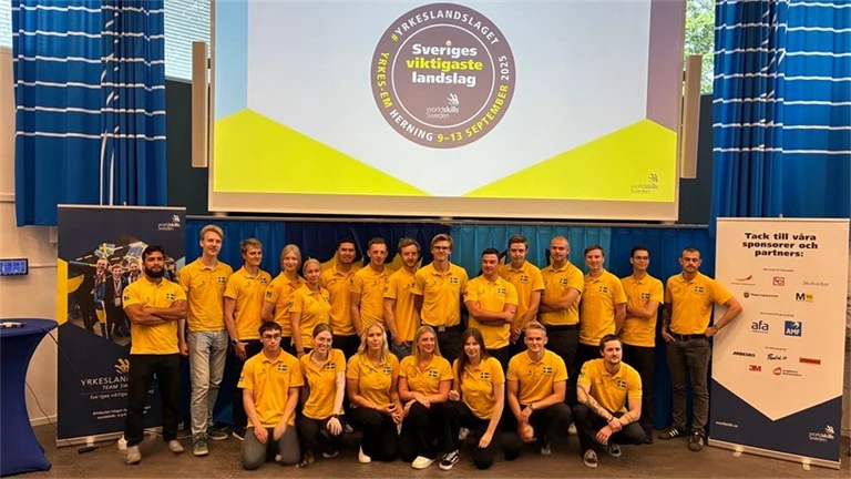 Gruppbild av svenska Yrkeslandslaget 2025, alla i gula landslagströjor.